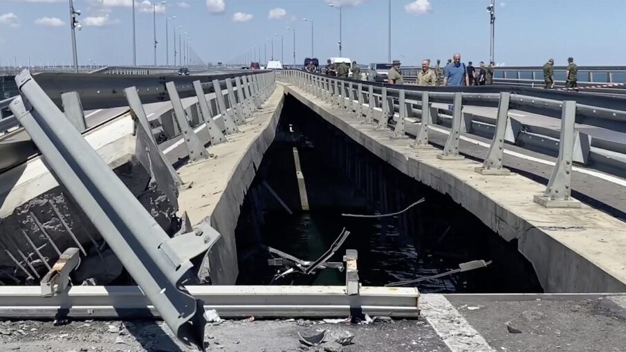 Из-за атаки надводных беспилотников ВСУ, Крымский мост был поврежден.